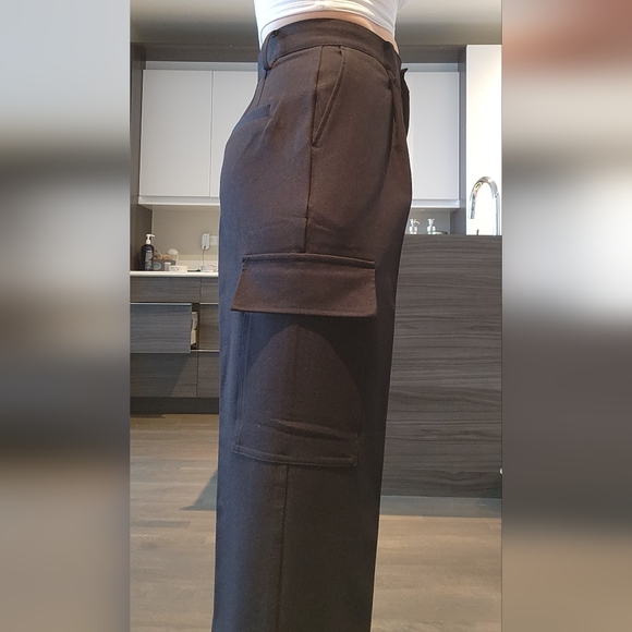 NEW High-rise trouser with cargo pockets - Picture 4 of 11